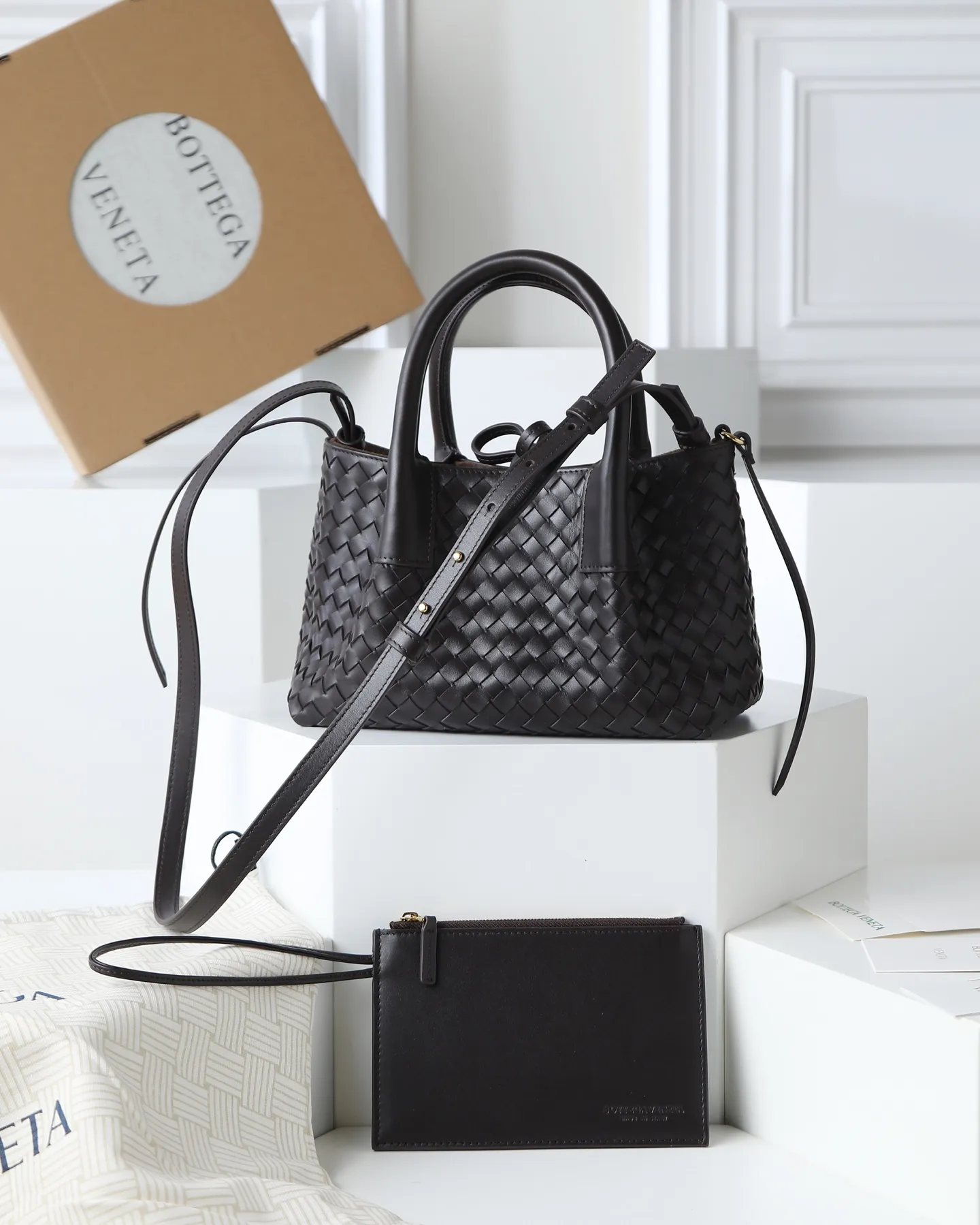 1000. BOTTEGA VENETA's 2025 new product pinacoteca has super soft leather, and the weaving function, practicality and relaxed fashion sense have not been lost ❤️‍🔥Amway is a must-have bag for sisters when going out. The size also accurately meets the commuting needs of urban beauties, and it can fit everything! ! ! 🔥The capacity should not be underestimated~ It doesn’t pick the person, the occasion, or the occasion. With its majestic curved outline, exquisite woven texture, delicate edges and rounded handles, this woven vegetable basket bag truly achieves the goal of “dressing up and being fashionable without getting in the way”~ Are you interested in Jimei? Style number: 819004 Size: 24*15*12cm